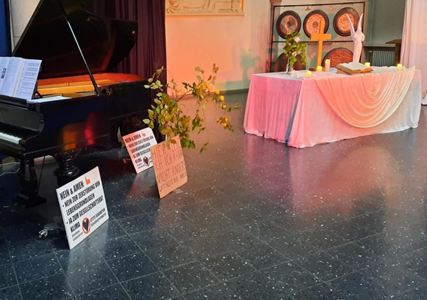Bild von einem Altar und einem Flügel (Musikinstrument).