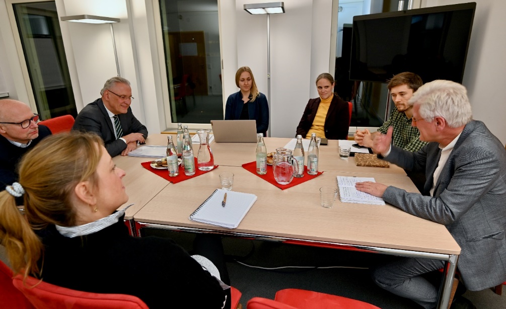 Ein Bild, das Kleidung, Person, Im Haus, Menschliches Gesicht enthält.
Automatisch generierte Beschreibung