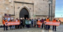 Klimagruppen als Mahnwache vor der Stiftskirche Tübingen am 3. Advent 2023