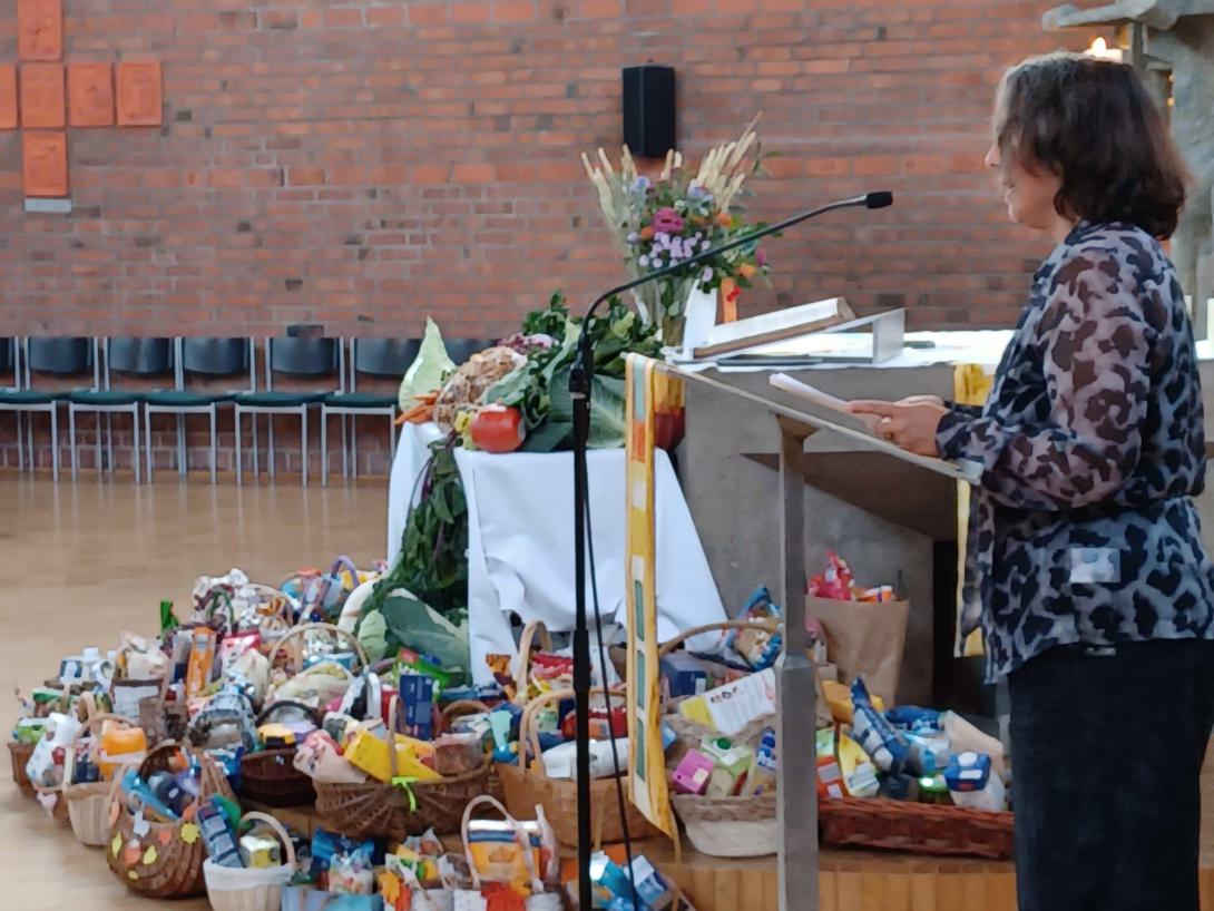 Ein Altar mit Erntedankgaben: frisches Obst und Gemüse und verpacktes Essen von Foodsharing