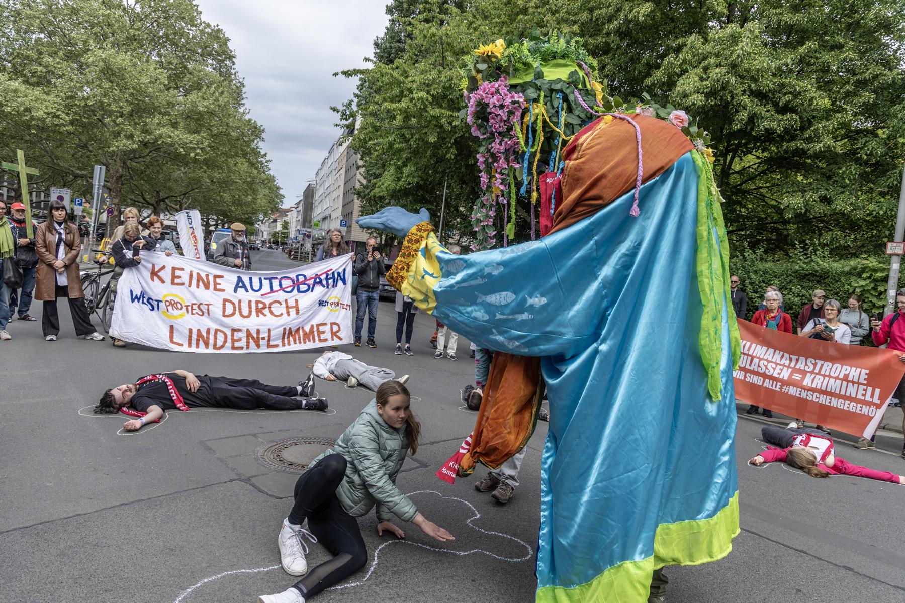 Beim Die-In weckt Gaia einen der als vom Aussterben bedrohten Tierart umgefallenen Menschen wieder auf