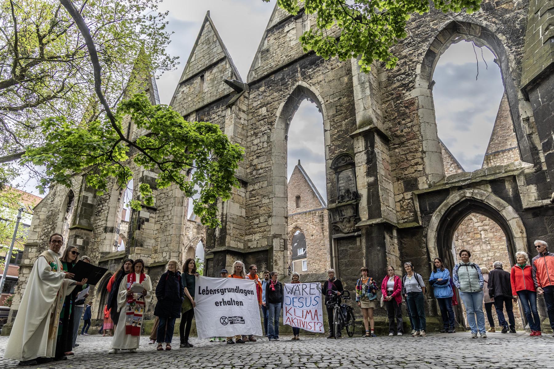 Beim Abschluss mit Segen in der Ruine der Aegidienkirche